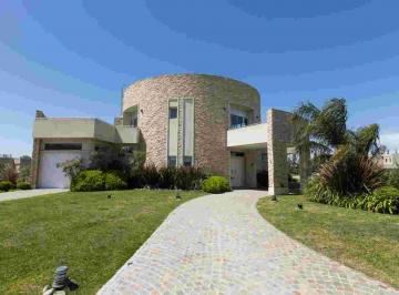 Casa · 285m² · 6 Ambientes · 2 Cocheras · Casa Venta 6 Amb con Pileta en Canning