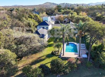 Casa · 591m² · 5 Ambientes · 3 Cocheras · Casa en Venta en Lomas de La Carolina El Mejor Fondo Golf!