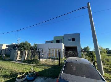 Casa · 160m² · 2 Dormitorios · 1 Cochera · Venta - Casa 2 Dorm. Roldan