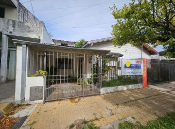 Casa de 3 ambientes, Lomas de Zamora · Banfield Este!oportunidad Chalet 3 Dorm - y Cochera Cubierta/ Apto Credito