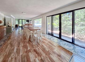 Casa · 160m² · 8 Ambientes · Casa en Funes