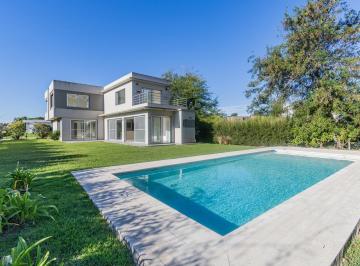 Casa · 270m² · 6 Ambientes · 2 Cocheras · Casa en Venta de 5 Dorm. con Piscina