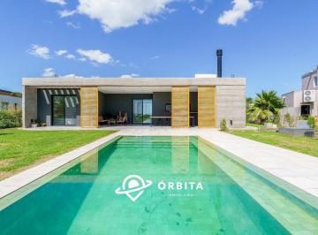 Casa · 172m² · 4 Ambientes · Casa a La Venta en San Sebastián, Área 2 Al Golf
