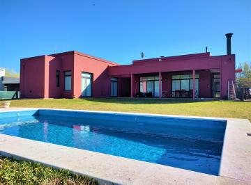 Casa · 250m² · 5 Ambientes · 2 Cocheras · Alquiler Casa con Piscina Barrio Cerrado en Campos de Roca I