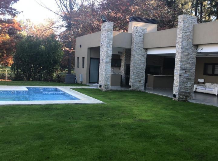 Casa · 1550m² · 7 Ambientes · 2 Cocheras