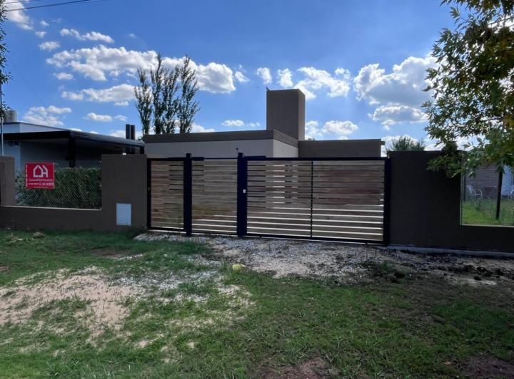 Casa · 70m² · 3 Ambientes · 2 Cocheras