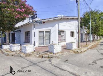 Casa · 135m² · 3 Ambientes · 1 Cochera · Casa con Amplio Local Sobre Esquina con Patio y Depto 2 Amb