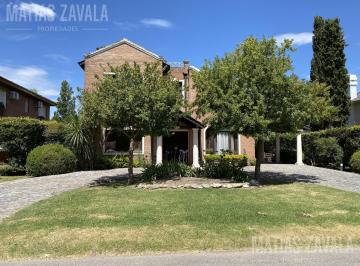 Casa · 265m² · 4 Ambientes · 2 Cocheras · Magnifica Casa en Club de Campo Pueyrredon - Lote Central