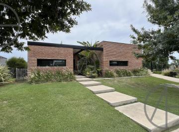 Casa · 195m² · 5 Ambientes · 1 Cochera · Casa en Venta de 5 Ambientes en Cantón, Escobar