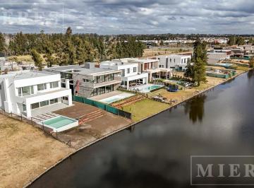 Casa · 249m² · 4 Ambientes · 2 Cocheras · Casa en Venta a La Laguna en Laguna Grande, Villanueva.