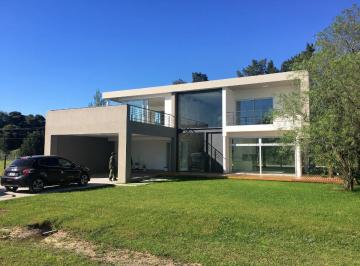 Casa · 290m² · 6 Ambientes · 2 Cocheras · Casa en Venta - 4 Dorm. 2 Baños - 290 m² - La Cándida - Berazategui
