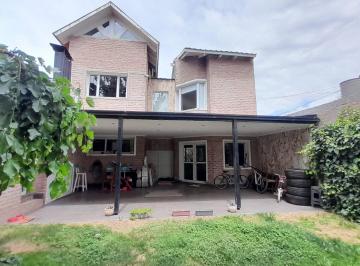 Casa · 154m² · 5 Ambientes · 1 Cochera · Vende Casa en Centenario, Apta Credito