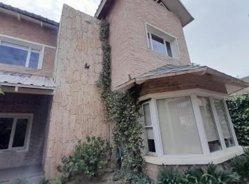 Casa · 154m² · 5 Ambientes · 1 Cochera · Vende Casa en Centenario, Apta Credito