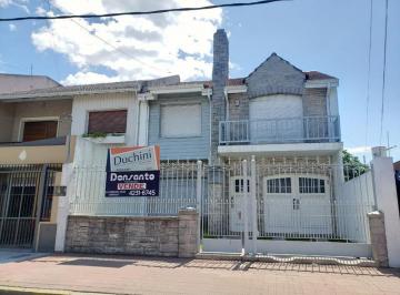 Casa · 195m² · 5 Ambientes · Chalet en Dos Plantas con Jardin y Fondo Libre