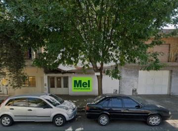 Casa · 135m² · 4 Ambientes · 1 Cochera · Terreno Para Edificar Casa Unifamiliar o Phs Subdivididos