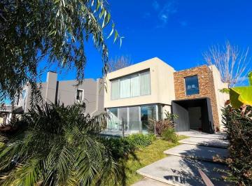 Casa · 200m² · 4 Ambientes · 1 Cochera · El Sosiego Hermosa Propiedad