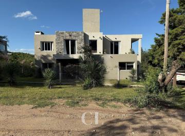 Casa de 6 ambientes, Villa Santa Cruz del Lago · Venta de Moderna Propiedad en Barrio Semi Privado Lago Azul