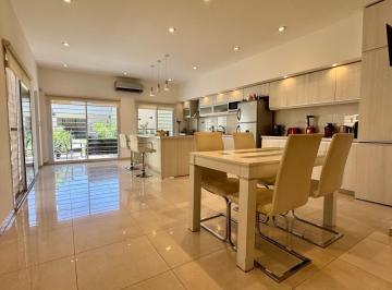 Casa · 145m² · 4 Ambientes · 1 Cochera · Venta Casa con Pileta en Remedios de Escalada