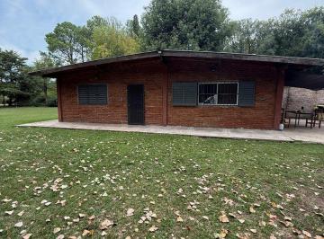 Quinta vacacional · 99m² · 2 Dormitorios · Venta Casa Quinta con Pileta en Marcos Paz