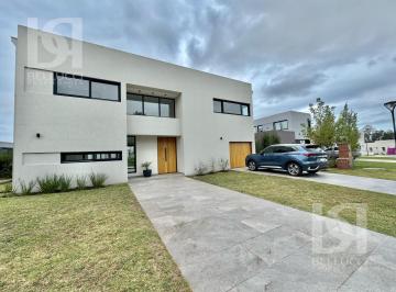 Casa · 252m² · 4 Ambientes · 2 Cocheras · Casa en Rumenco Joven en Venta