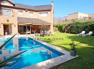 Casa · 244m² · 5 Ambientes · 2 Cocheras · Venta Casa 5 Ambientes en Barrio La Deseada, Ezeiza