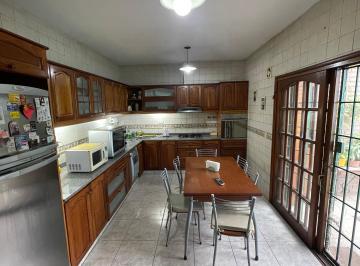 Cocina · Chalet en Venta 5 Dorm., Pileta, Playroom