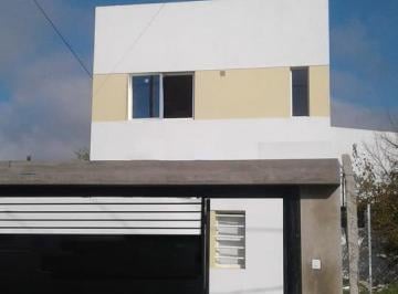 Casa · 72m² · 3 Ambientes · 1 Cochera · Casa en Venta - 2 Dorm. 2 Baños - Cochera - 120 m² - Los Hornos, La Plata