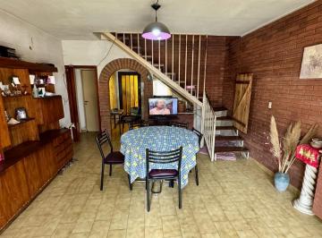 Casa · 221m² · 5 Ambientes · 1 Cochera · Venta - Permuta Casa de 2 Plantas en Barrio Parque