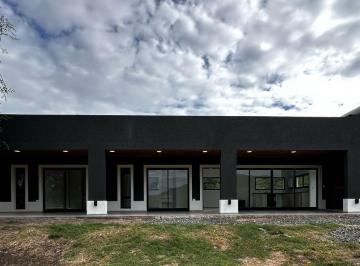 Casa · 120m² · 3 Ambientes · 2 Cocheras · Venta Casa de Campo 2 Dorm., 2 Baños. Las Jarillas