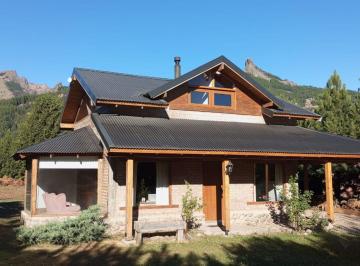 Casa · 110m² · 3 Ambientes · 2 Cocheras · Re/max Vende Casa con Amplio Parque en Meliquina