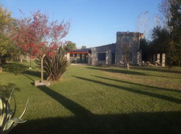 Quinta vacacional · 246m² · 3 Dormitorios · 1 Cochera · Venta de Casaquinta en Marcos Paz