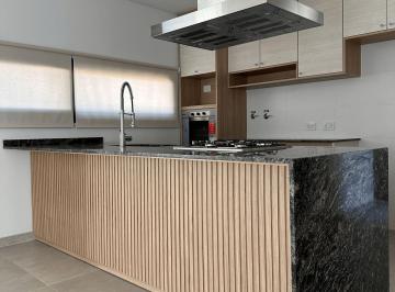Casa · 120m² · 4 Ambientes · 2 Cocheras · Casa en Venta en B° Privado Las Cortaderas 3
