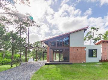 Casa · 88m² · 4 Ambientes · 1 Cochera · Casa 3 Dorm. en Venta en Punta Colorada