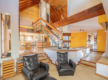 Casa · 356m² · 6 Ambientes · 3 Cocheras · Casa en Venta Hurlingham - Apto Credito - Permuta