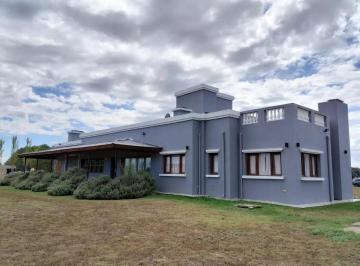 Casa · 256m² · 5 Ambientes · 2 Cocheras · Casa en Venta - 3 Dorm. 3 Baños - Cocheras - 10.071 m² - La Macarena, Exaltación de La Cruz