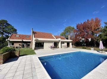 Casa · 330m² · 5 Ambientes · 2 Cocheras · Casa en Venta - 4 Dorm. 4 Baños - Cochera - 2.750 m² - Pilar