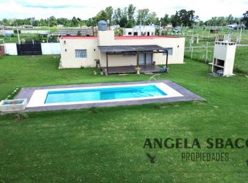Quinta vacacional · 160m² · 5 Ambientes · Casa Quinta en Barrio Parque Parada Robles.