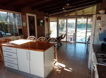 Casa · 179m² · 5 Ambientes · 1 Cochera · Casa en Funes