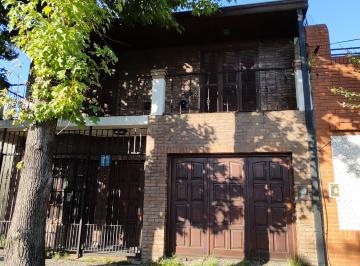 Casa de 4 ambientes, Quilmes · Chalet de 4 Ambientes con Cochera y Fondo Libre con Parrilla en Bernal