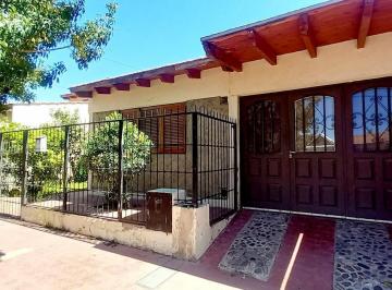 Casa · 87m² · 4 Ambientes · 1 Cochera · Casa de Tres Dorm. en Godoy Cruz