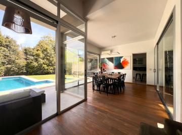 Casa · 275m² · 6 Ambientes · 2 Cocheras · Espectacular Casa de 5 Dorm., Jardín, Pileta y Cochera