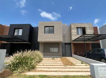 Casa · 130m² · 6 Ambientes · 1 Cochera · En Venta Duplex 3 Dorm La Calandria