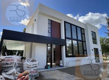 Casa · 217m² · 6 Ambientes · 2 Cocheras · Casa a Estrenar en Venta en Prados del Oeste 1 Apto Credito