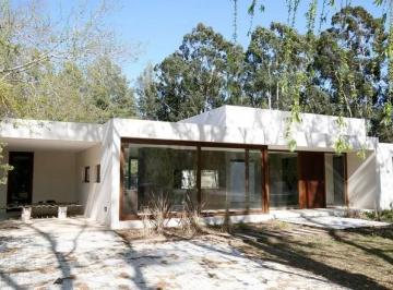 Casa · 240m² · 4 Ambientes · Casa - Venta - Barrio Miralagos