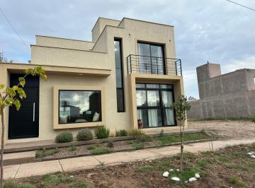 Casa de 5 ambientes, Maipú · Casa Amoblada en Alquiler B° Privado Furlotti, Maipú