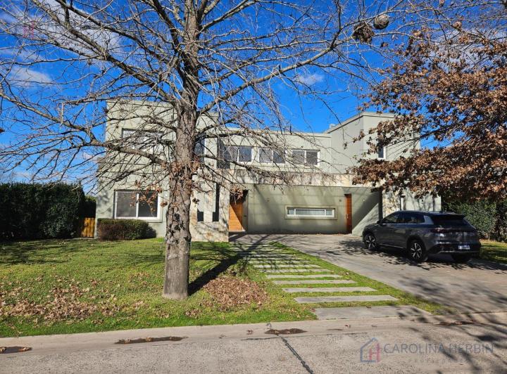 Casa · 327m² · 5 Ambientes · 6 Cocheras