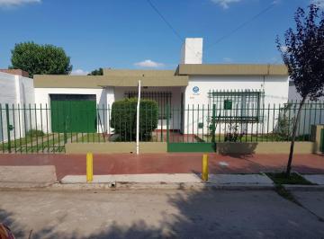 Casa · 250m² · 6 Ambientes · 2 Cocheras · Casa en Venta 3dor. 2 Baños Living, Coc/sep. Apta Credito