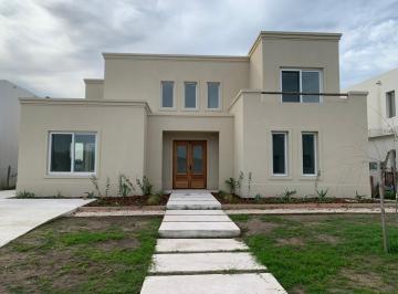 Casa · 260m² · 7 Ambientes · Casa en Venta a La Laguna en Santa Ana, Villanueva