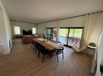 Casa · 250m² · 6 Ambientes · 2 Cocheras · Casa en Alquiler en Santa Irene