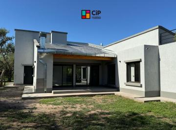 Casa de 4 ambientes, Carpintería · Casa en Carpinteria, Financiada!
